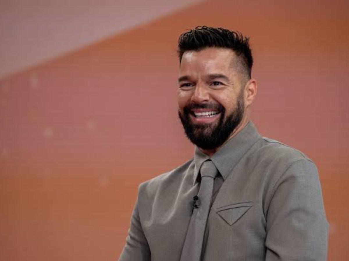 Ricky Martin impacta con cuerpazo a sus 54 años