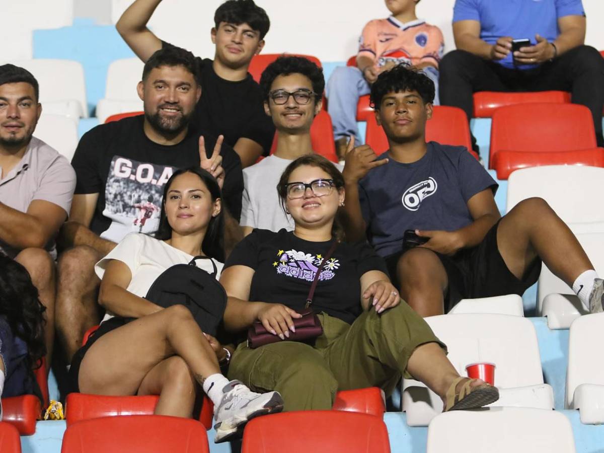 Las bellas chicas que adornan el ambiente en el Clásico Motagua vs Marathón en el Nacional