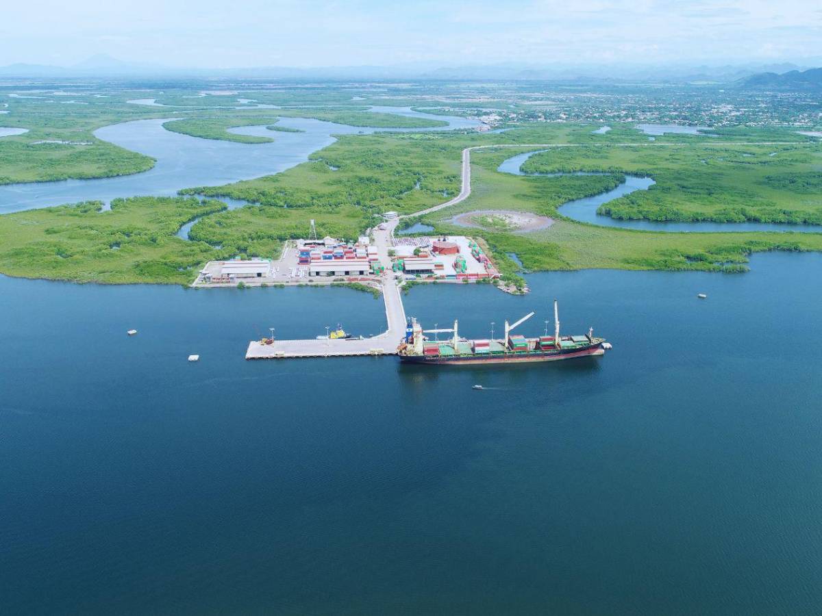 Autos, combustibles y barcos saturan el único puerto activo del Pacífico hondureño