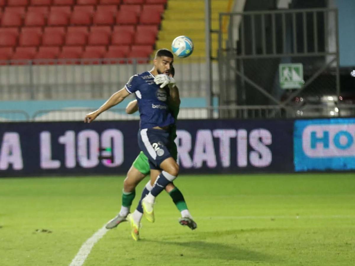 Marcó triplete y recibió beso, polémicas del FVS, selfie de Motagua y Victoria se hunde