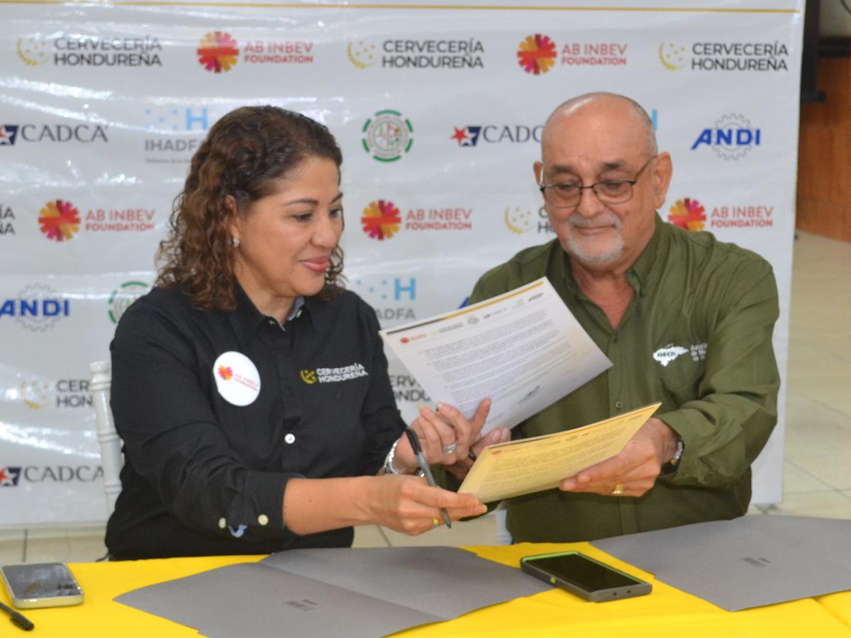 Karla Ávila, agradeció en nombre de la Fundación AB InBev y Cervecería Hondureña al edil cholomeño Gustavo Mejía por el apoyo a esta iniciativa.