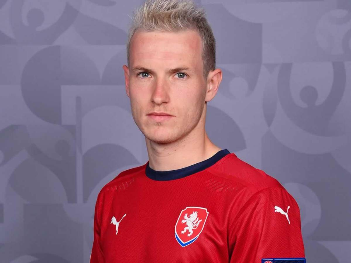 Futbolista que anunció su homosexualidad se retira a los 29 años y revela el motivo