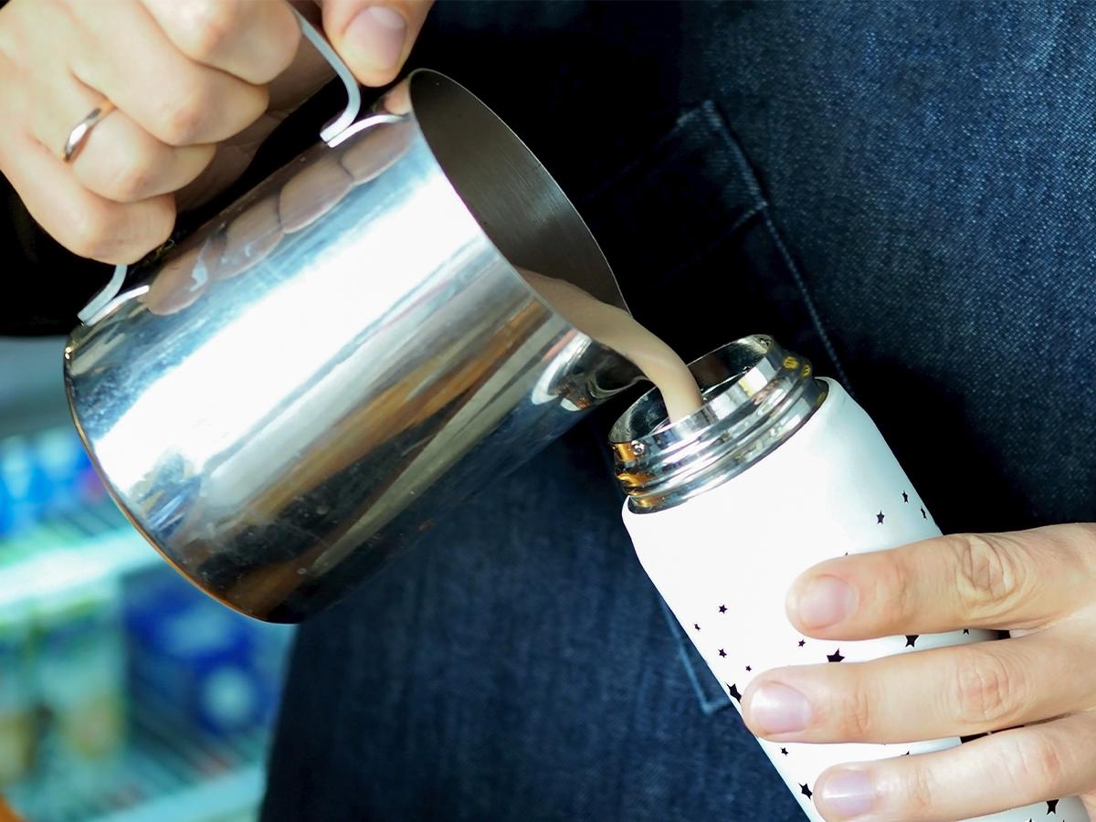 Vasos reutilizables con recipientes eco-amigables y reutilizables, haces tu parte hacia la reducción de residuos y un compromiso con el cuidado del planeta.