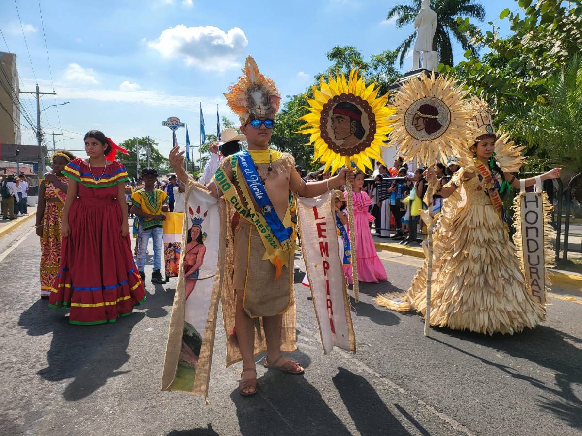 Los alumnos lucieron trajes típicos y ancestrales.
