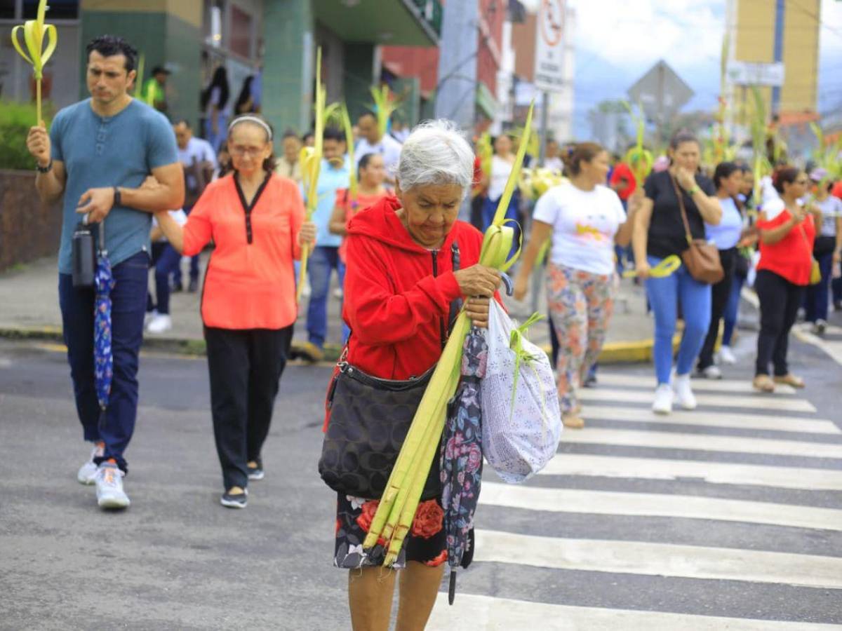 Tradición y fe: feligreses de San Pedro Sula celebran el Domingo de Ramos