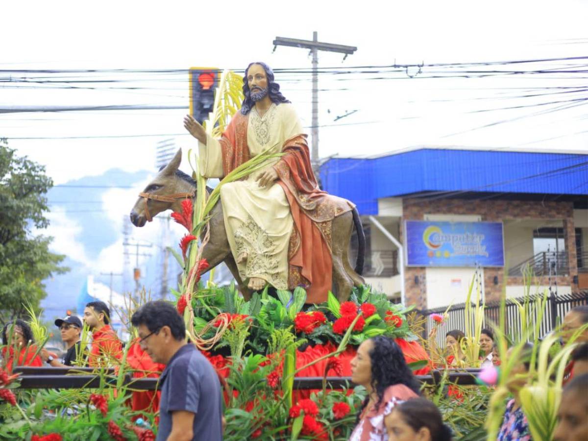 Tradición y fe: feligreses de San Pedro Sula celebran el Domingo de Ramos