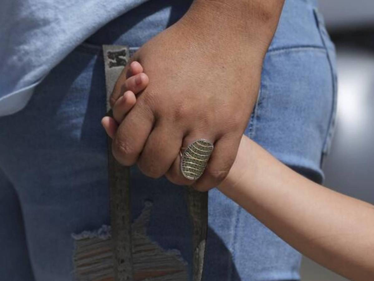 Hondureña analiza autodeportarse con sus hijas; ICE detuvo a su esposo e hijo