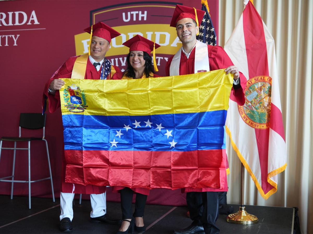 Los nuevos profesionales vivieron momentos de alegría y orgullo durante los actos de graduación.