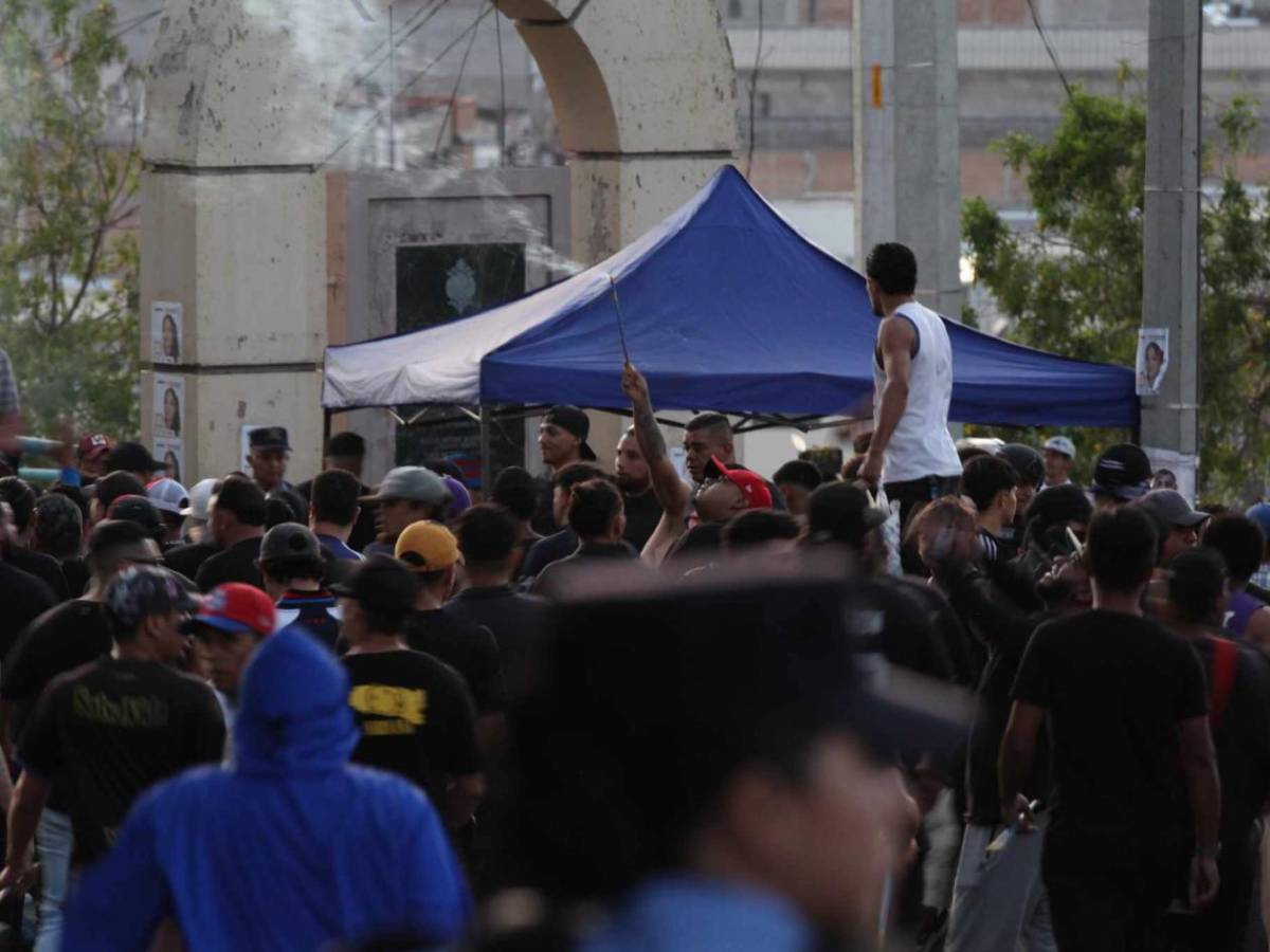 Bellas chicas adornan el Motagua vs Olimpia: ¿Laura Meza en el estadio?
