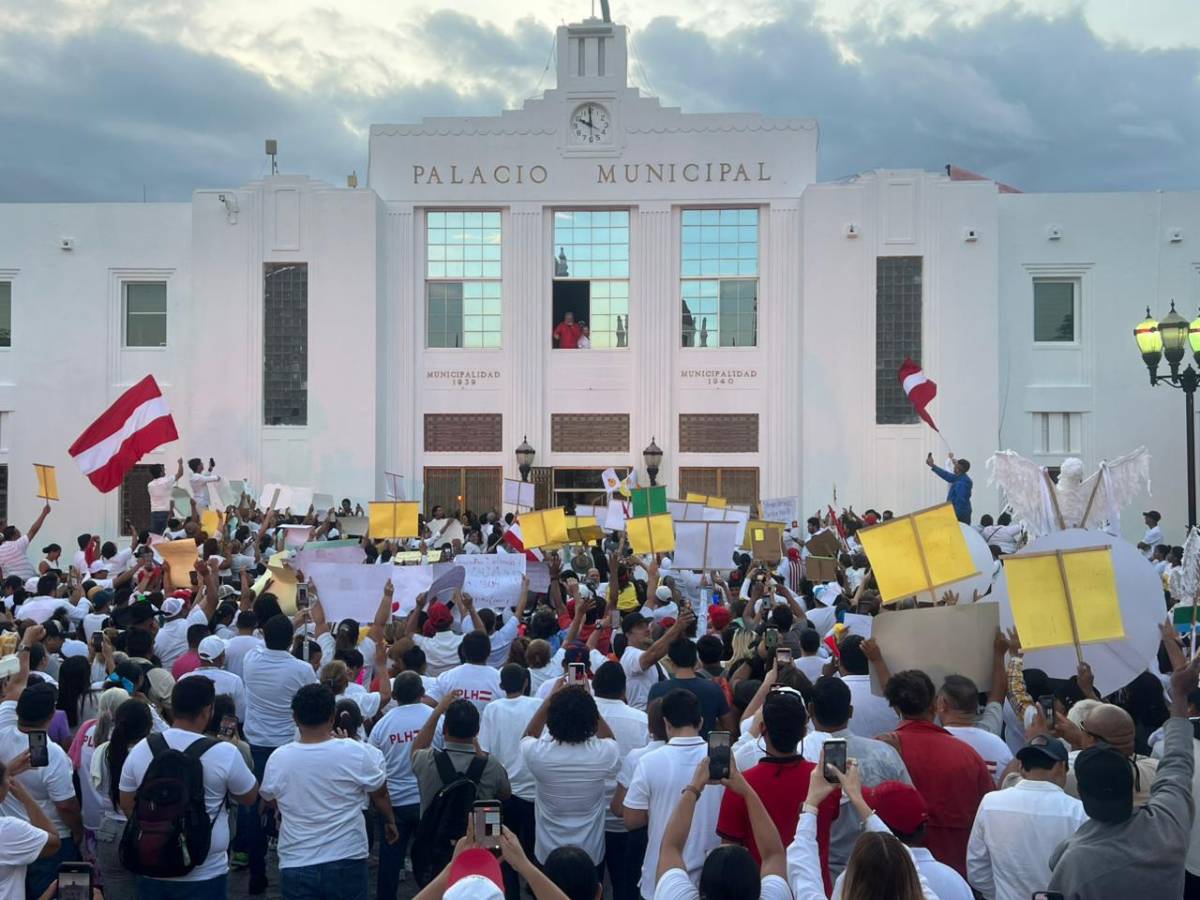 Sampedranos llegan al Parque Central a respaldar a Contreras tras convocatoria a protesta