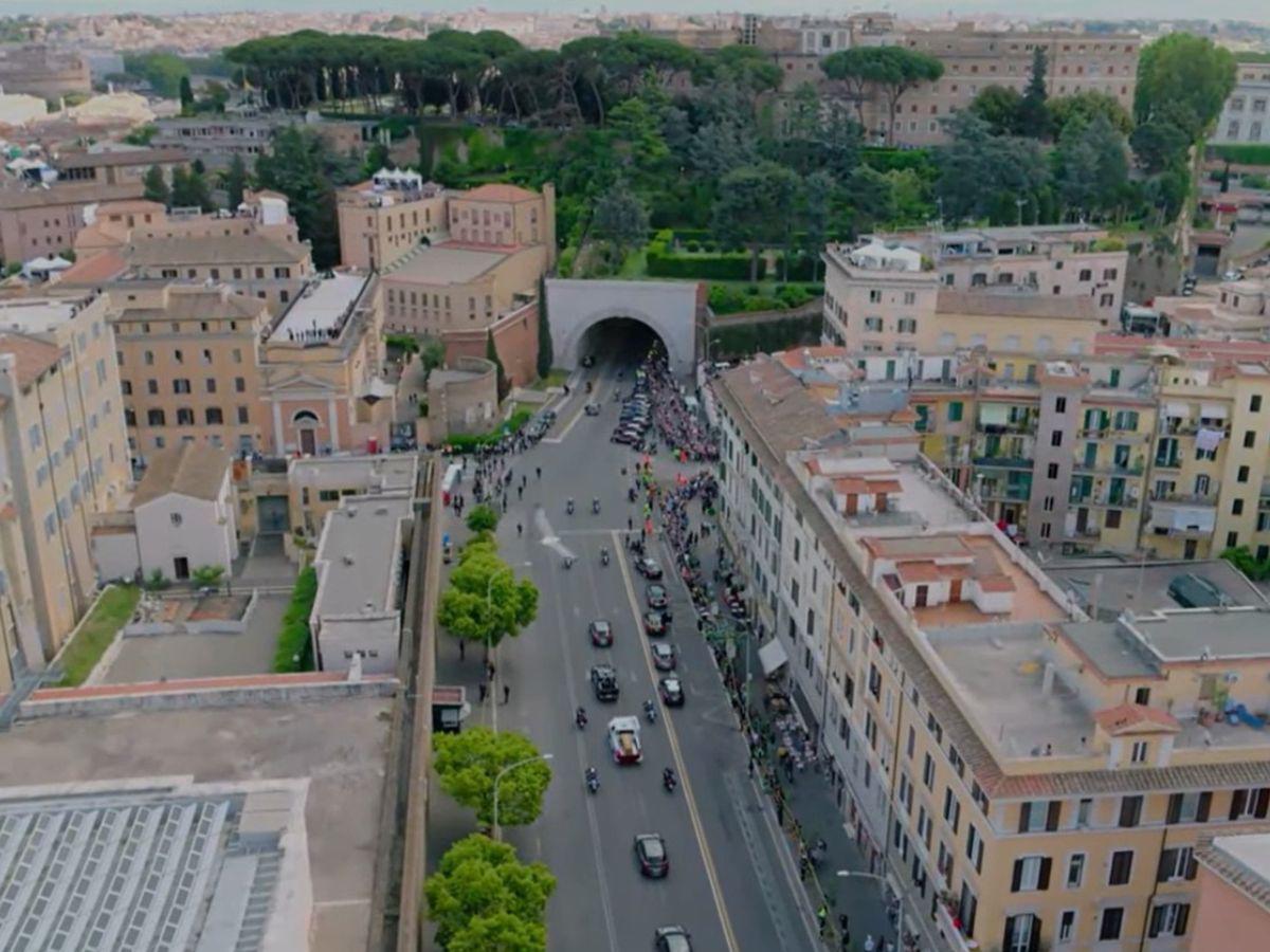 Histórica caravana: el papa Francisco es trasladado en papamóvil para su entierro