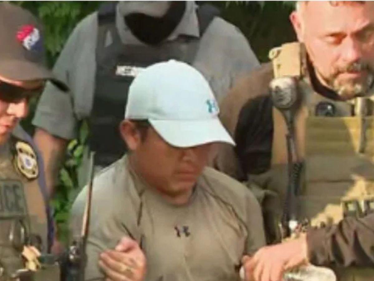 ¿Quién es el migrante que trepó un árbol para evitar ser arrestado?