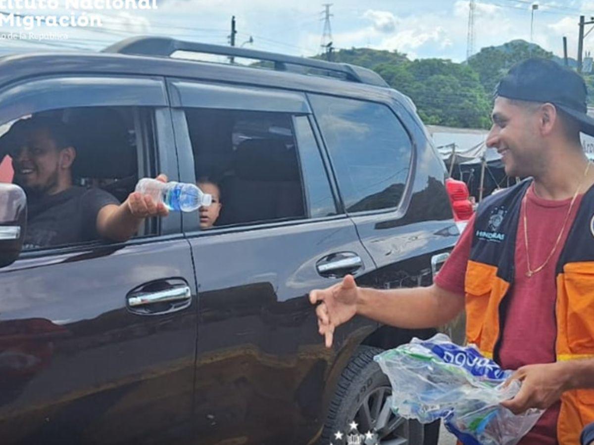 Honduras entrega bebidas a quienes transitan hacia El Salvador pese a roce por comunicado