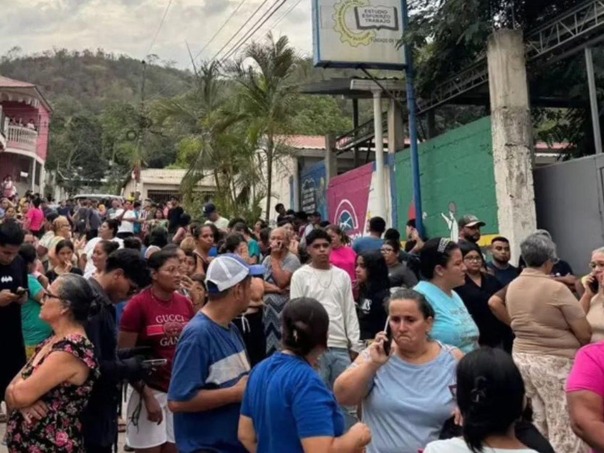 Entre lágrimas despiden al director Víctor Fiallos mientras investigan su homicidio