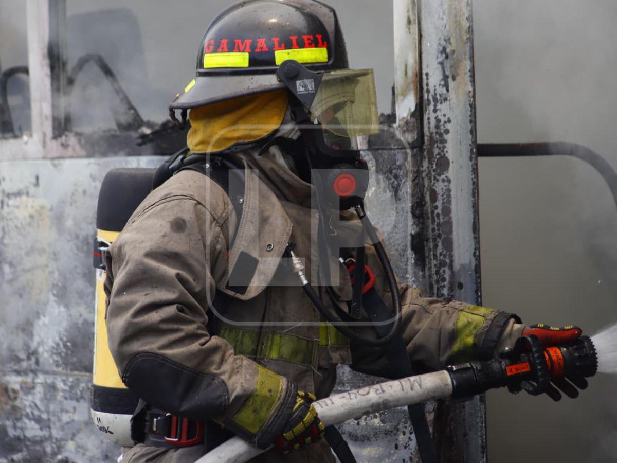 Bus rapidito de la ruta 2 se incendia tras choque con motocicleta en SPS