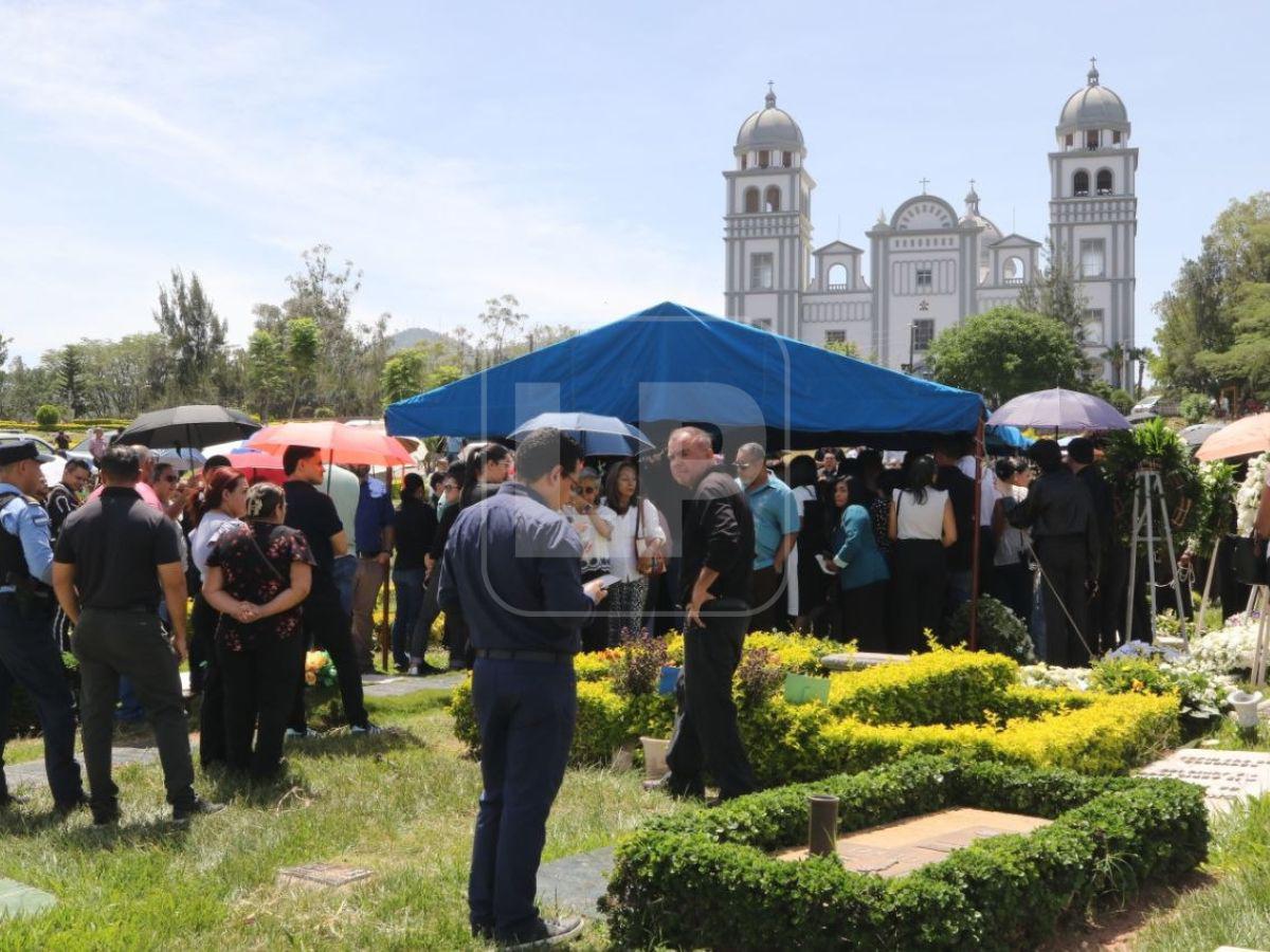 Entre aplausos y homenajes despiden al periodista Arístides Aceituno en Tegucigalpa