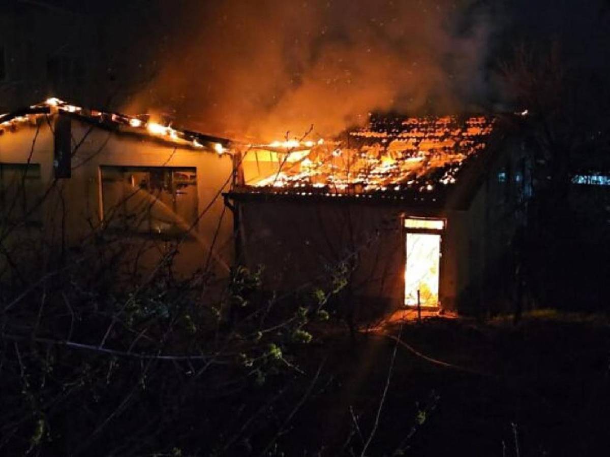 Muere futbolista en incendio en discoteca al ayudar a otros a escapar