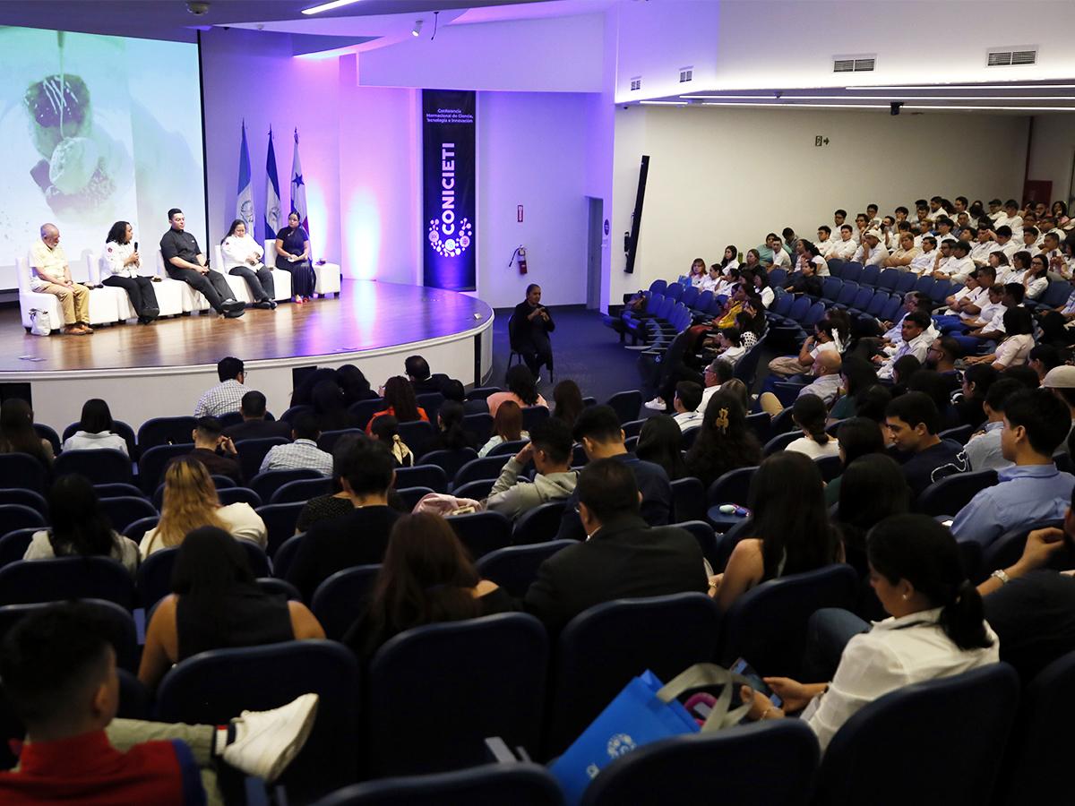 Espectadores que pudieron disfrutar el Simposio liderado por la Carrera de Gastronomía.