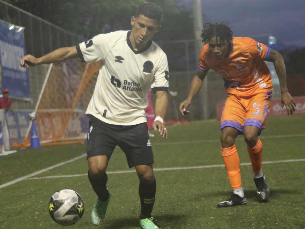 José Mario Pinto protegiendo el balón de un rival.