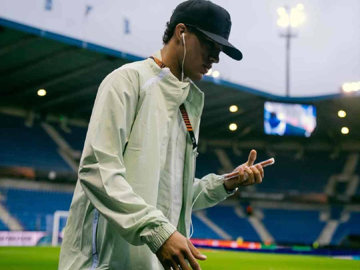 Escándalo: le destapan romance con hija de leyenda y lo borran del equipo