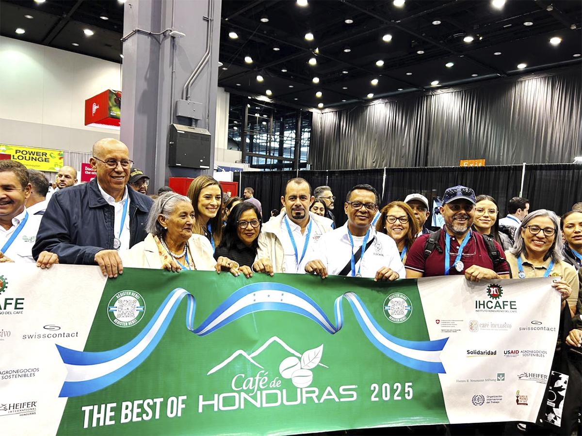 Los entusiastas del café de todos los orígenes profesionales pueden participar o ver las competencias de café.