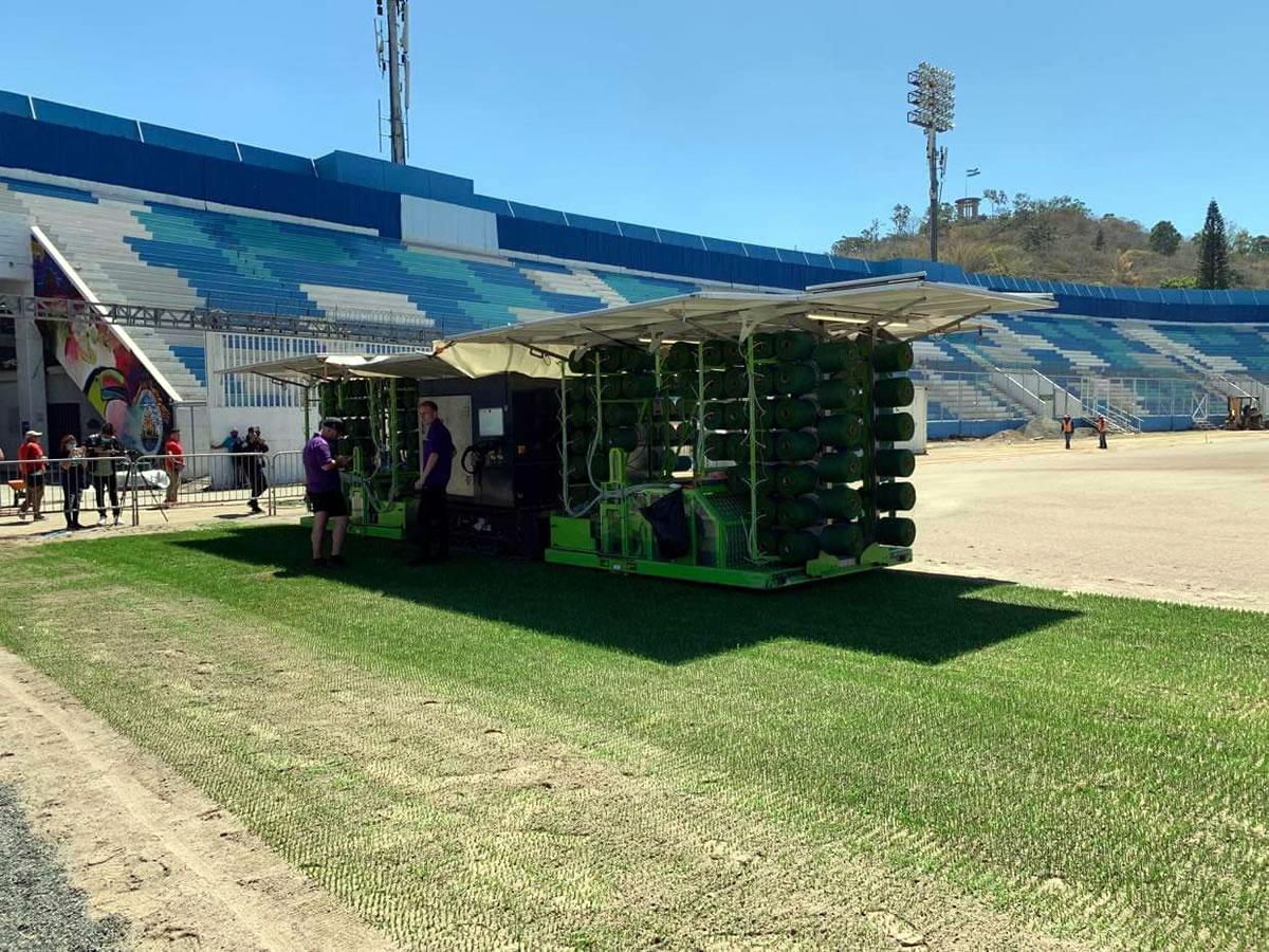 Mario Moncada da detalles de la nueva grama del estadio Nacional