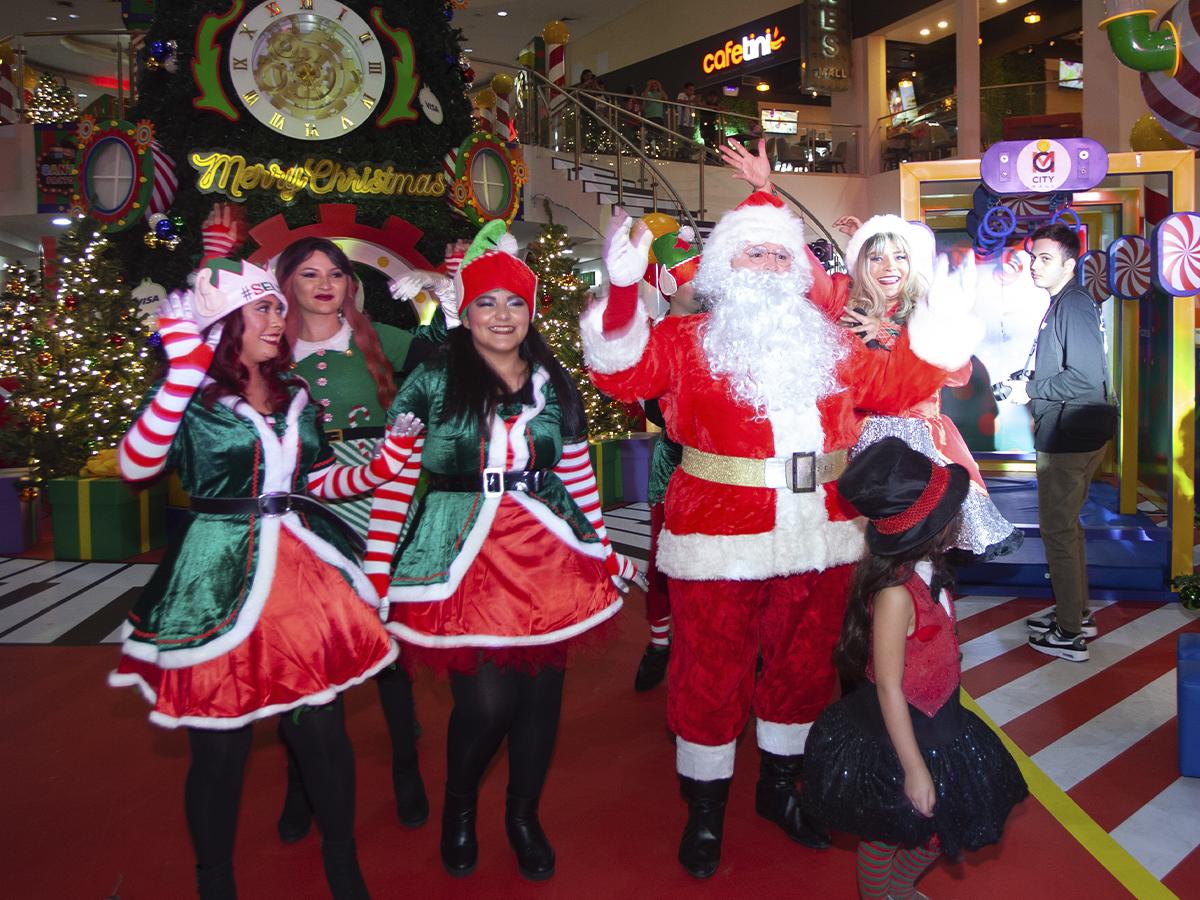 Con colorido encendido del árbol, Santa Claus y sus ayudantes estuvieron presentes.