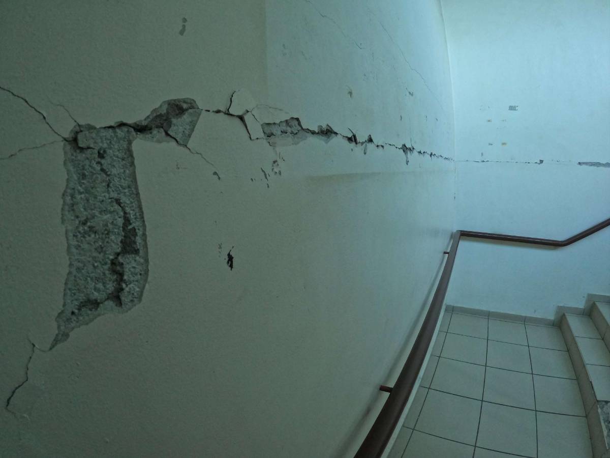 En las gradas hacia el segundo nivel se ve el daño estructural del edificio del IHSS en Villanueva.