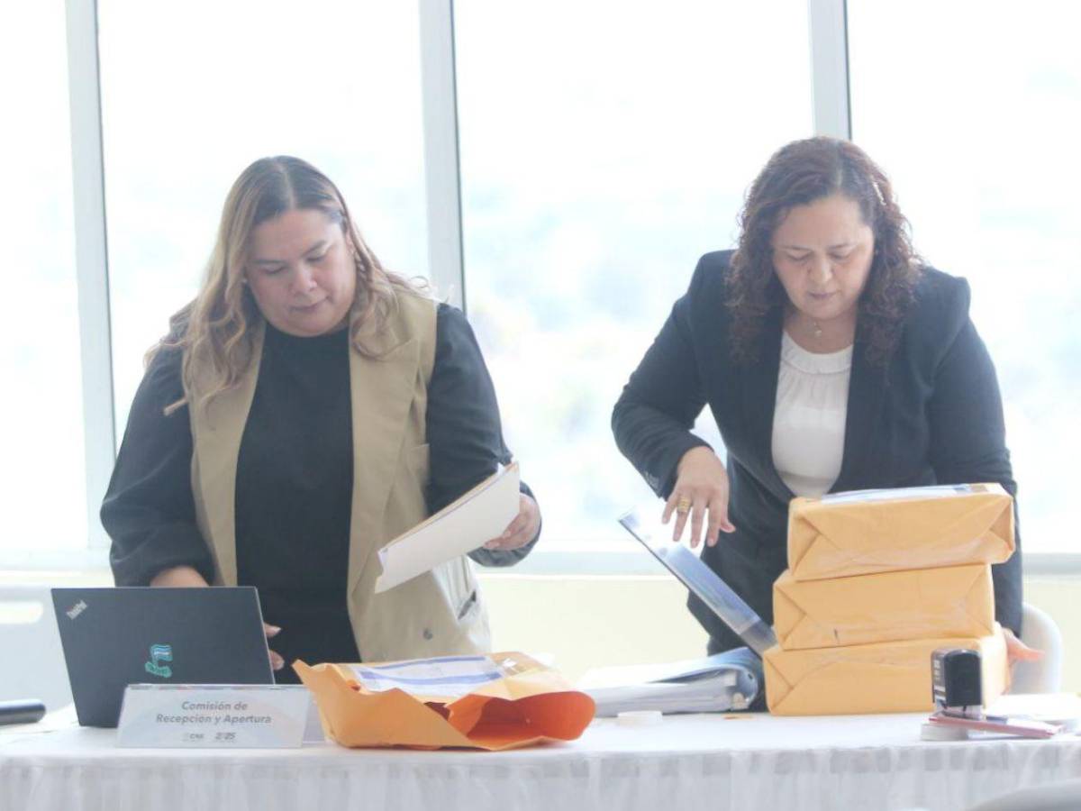 Tenso ambiente en el CNE en medio de recepción de ofertas para biometría