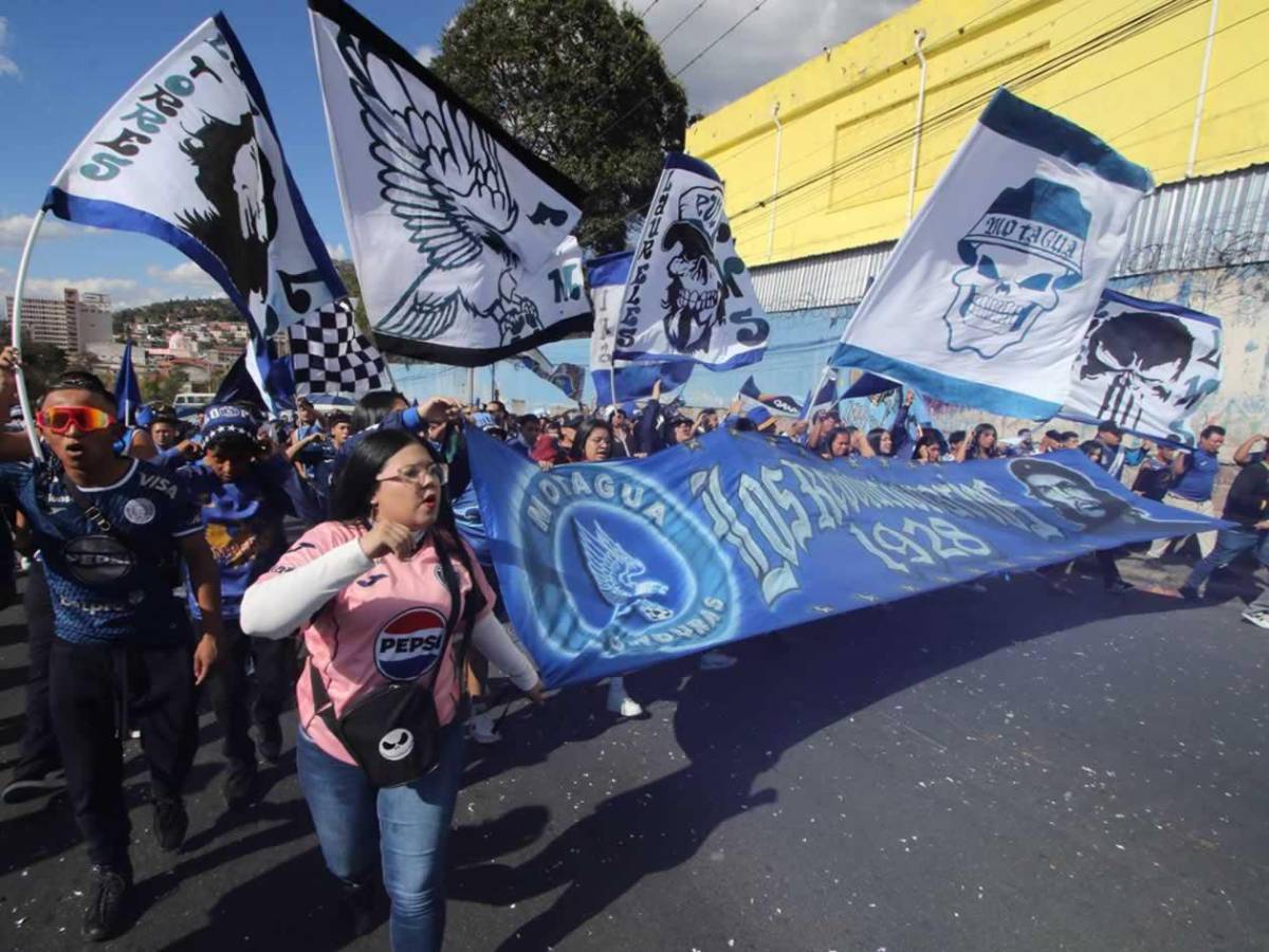 'Tota' Medina pierde la cabeza, festejo a lo Cristiano, mensaje al DT de Honduras en el Clásico y lindas chicas