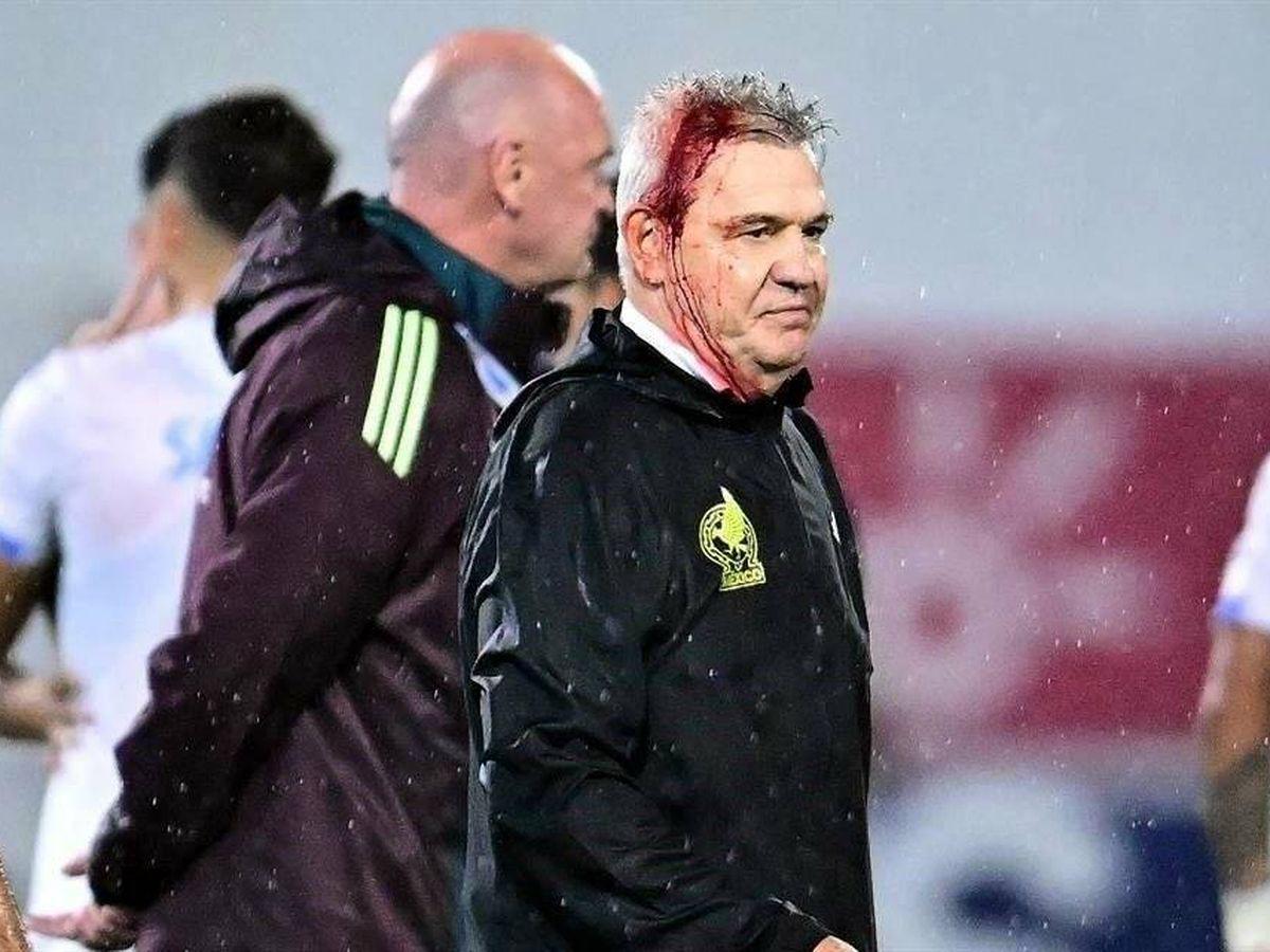 Javier ‘Vasco‘ Aguirre sufrió un corte en la cabeza tras el impacto de una lata de cerveza desde las grads.