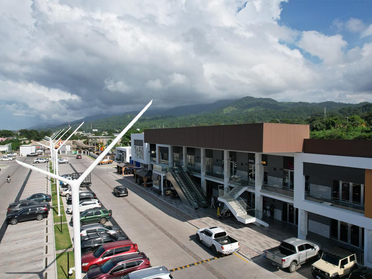 El parque infantil está ubicado en la Plaza Tecknos, en la calle del Muelle de Cabotaje, La Ceiba, salida hacia el departamento de Colón.