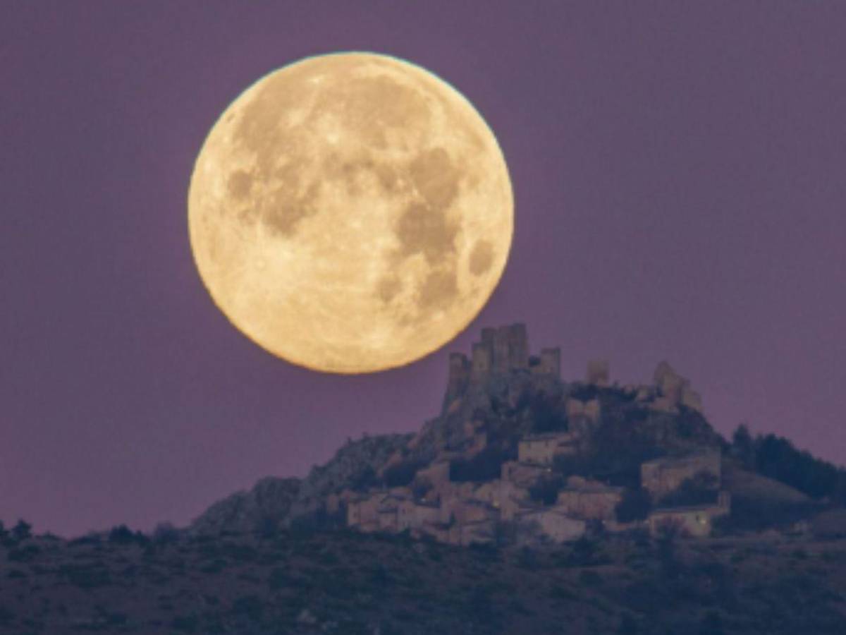 Hoy será visible la primera Luna llena: la señal que fija la Semana Santa