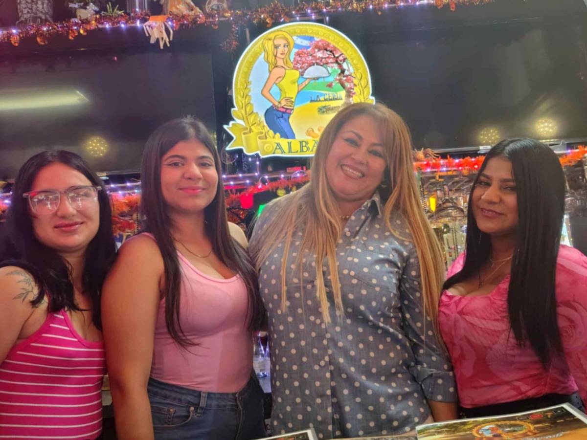 De izquierda a derecha: Danet de la Torre, Giovanna Cannata, Doña Alba Ochoa y Ana Hernández, chicas que atienden en el negocio de la madre de David Ruiz en Miami.