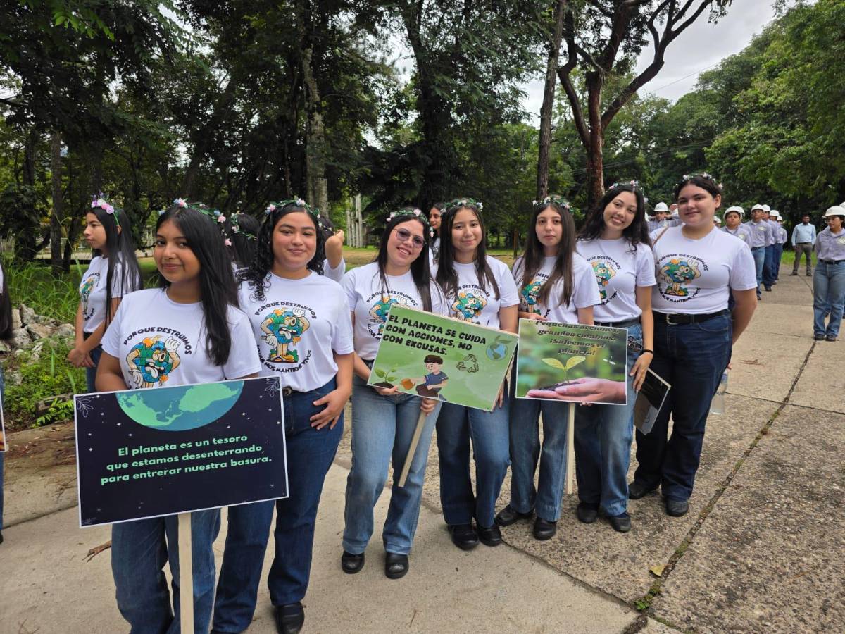 Colegiales del Juancho con orgullo festejan los 204 años de Independencia de Honduras