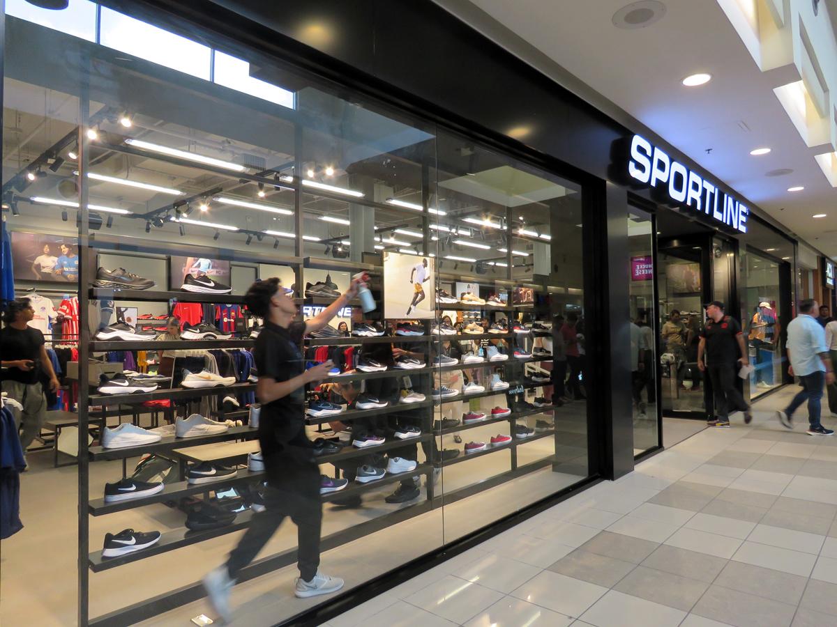 La nueva tienda funciona en el segundo piso al par de las gradas eléctricas del foodcourt del centro comercial.