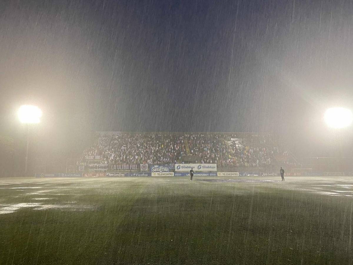 Olimpia y Real España festejan remontadas, jugador termina de portero, inundados y bellezas