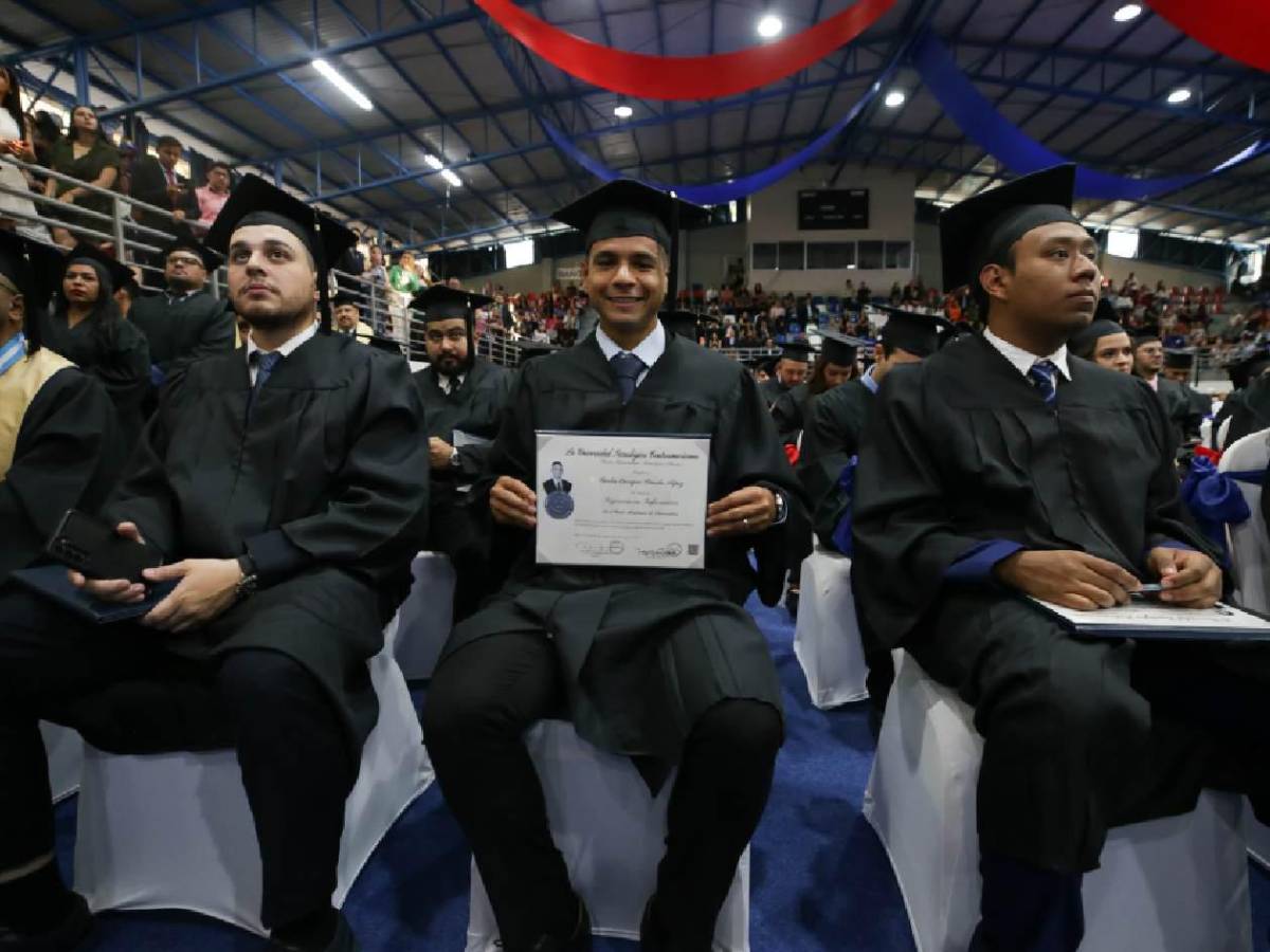 ¡Ejemplar! Futbolista de Olimpia se gradúa y recibe su título de la Universidad