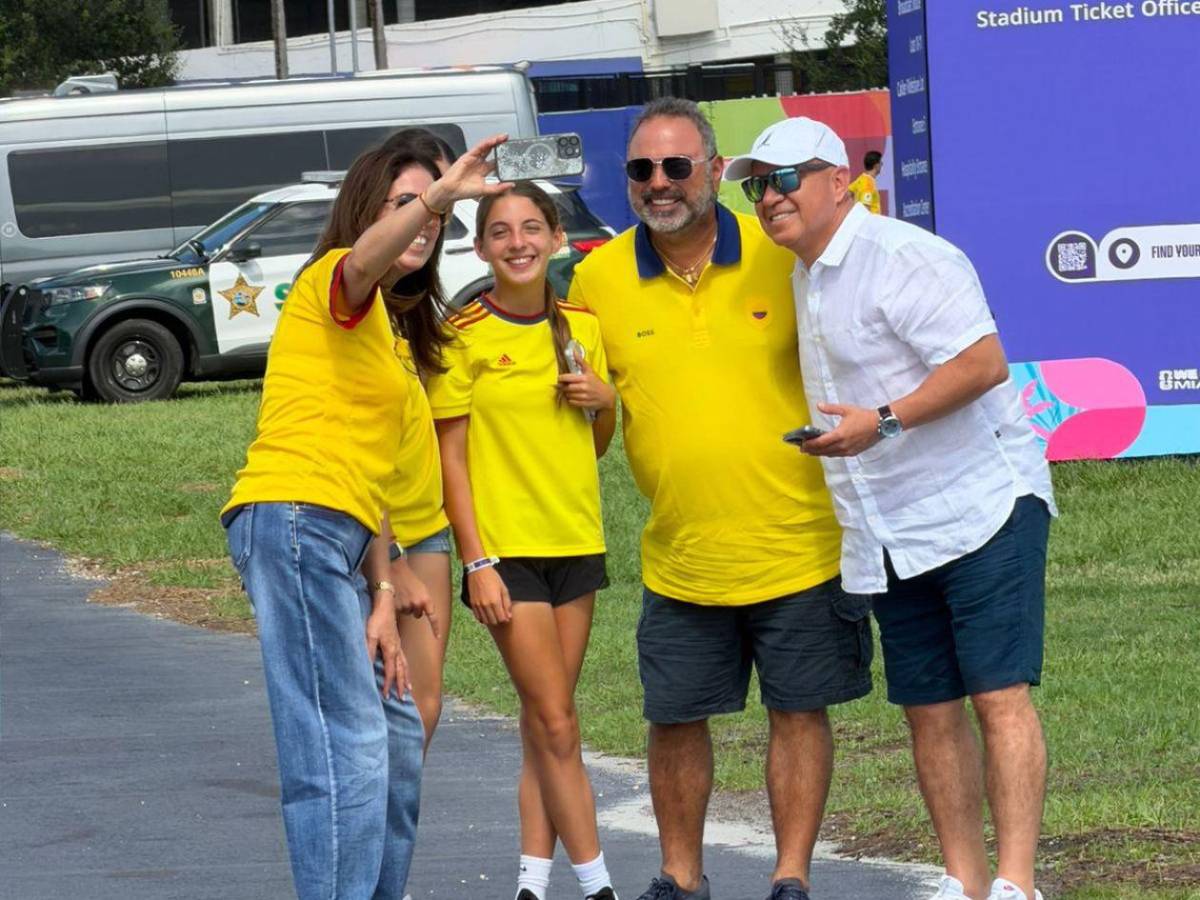 Hondureño causa revuelo en el Colombia-Portugal y bellas chicas enamoran