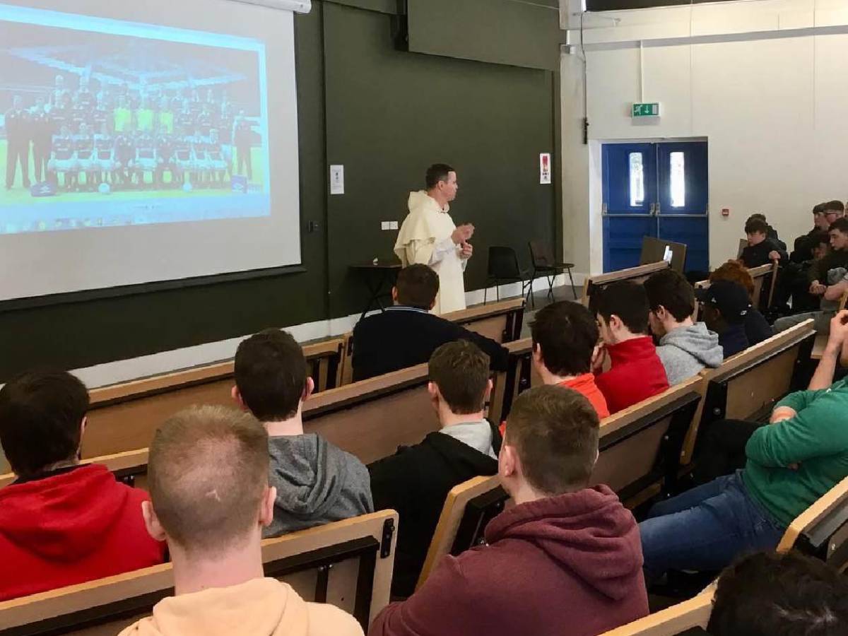 Ganaba un dineral, dejó el fútbol y sorprendió al convertirse en sacerdote