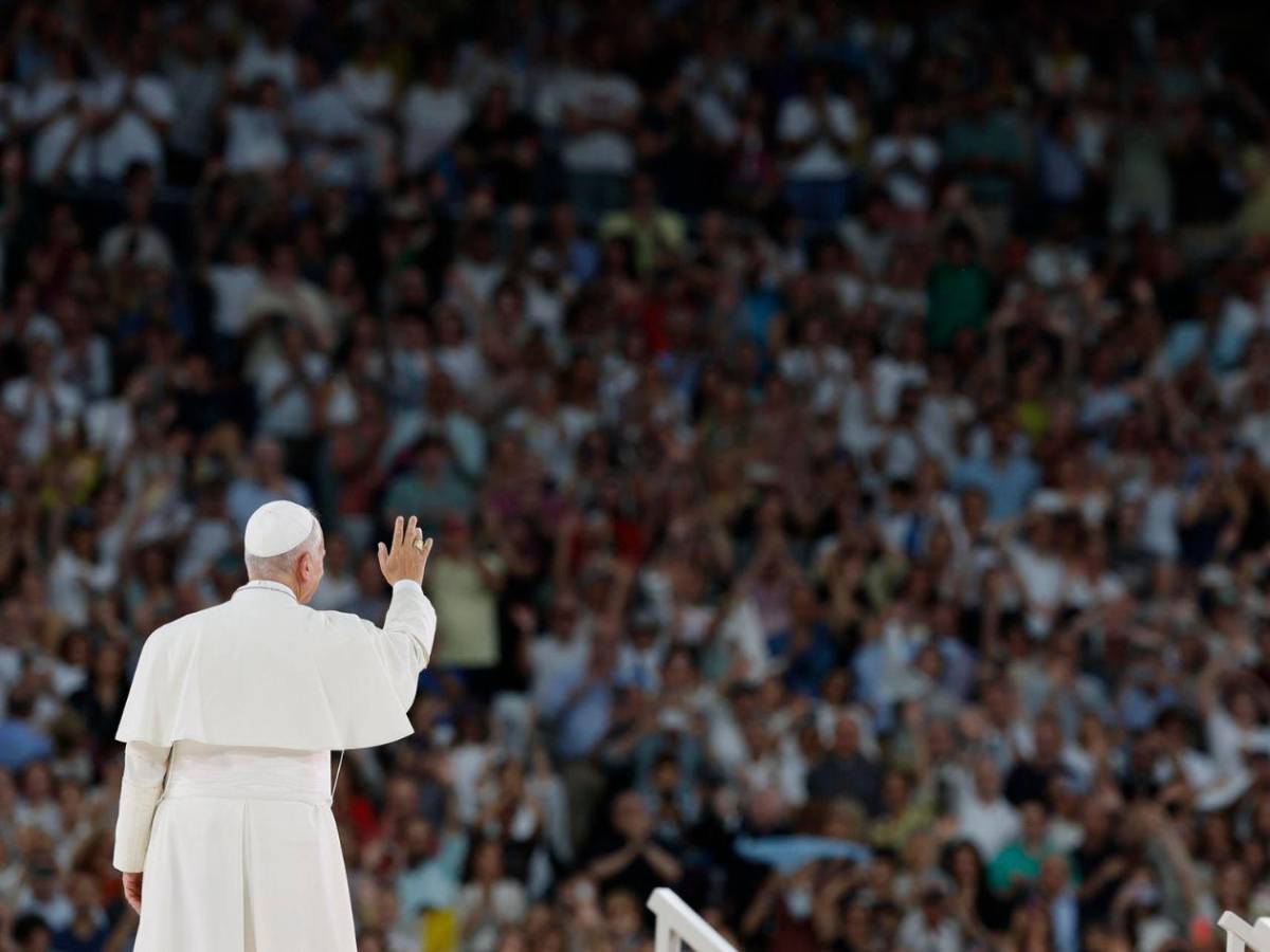 La fe y el canto de 70 mil fieles abrazan al papa en el estadio Santiago Bernabéu