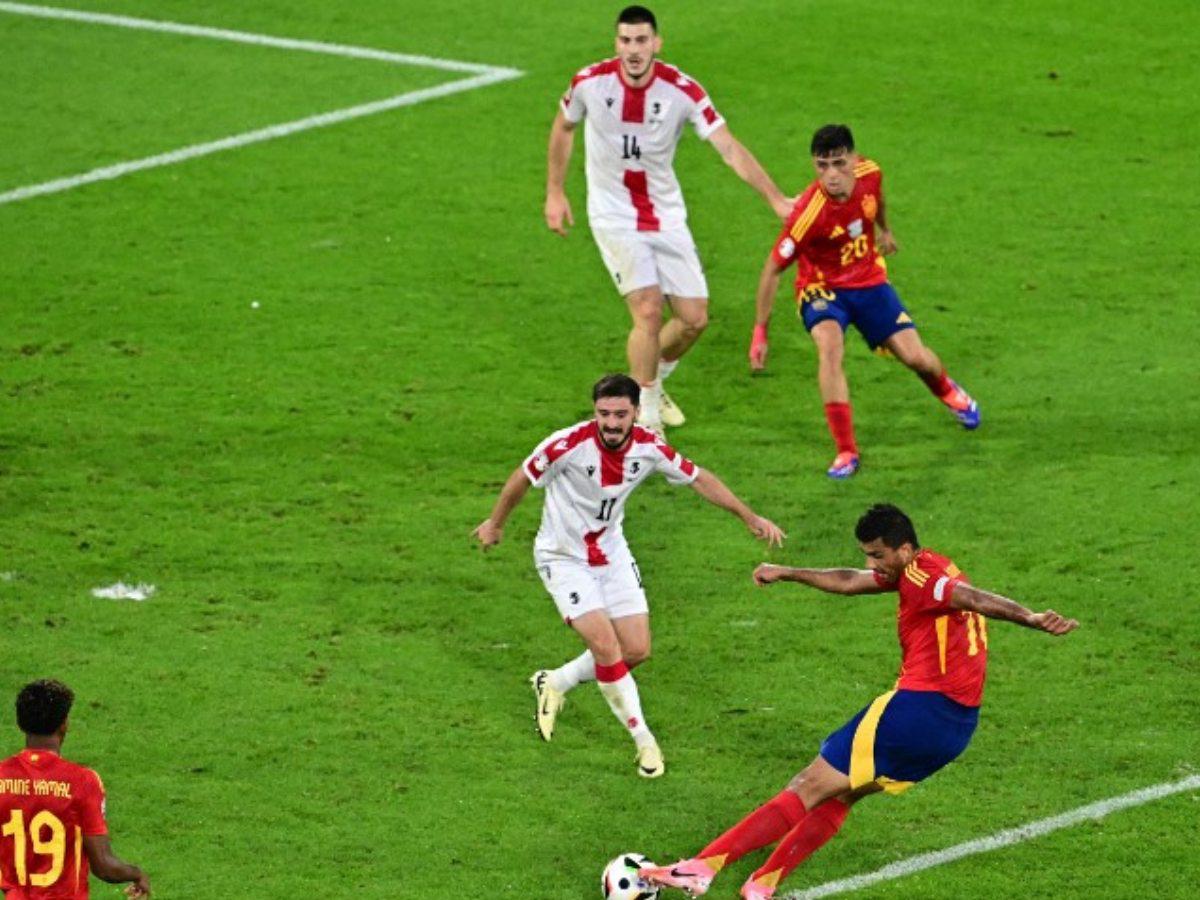 Momento del zurdazo de Rodri que se marchó al fondo de las redes.