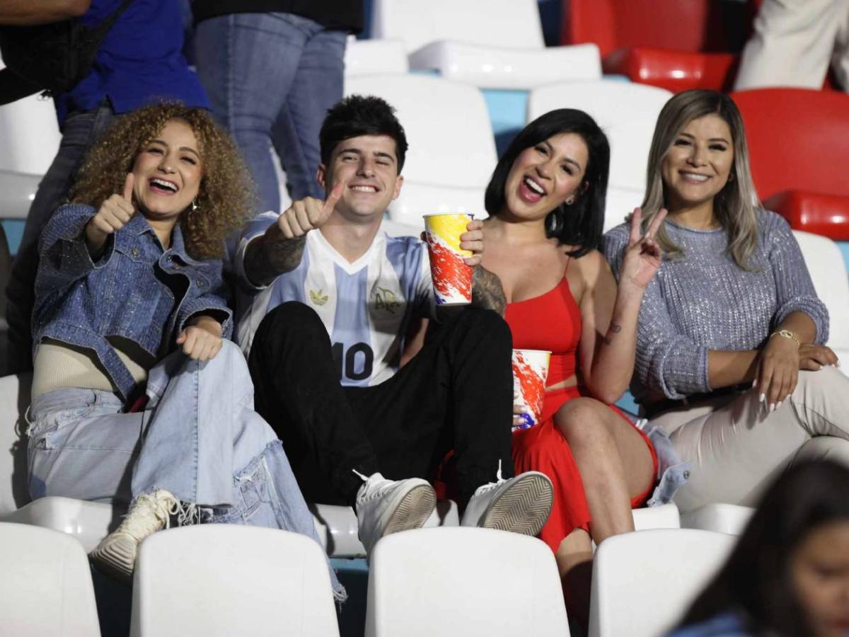 Bellas chicas adornan el Motagua vs Olimpia: ¿Laura Meza en el estadio?