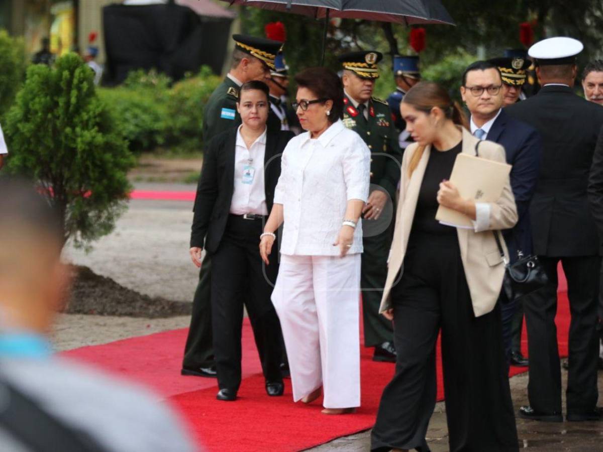 Nublado y con una ausencia: las imágenes que dejó la izada de la Bandera Nacional