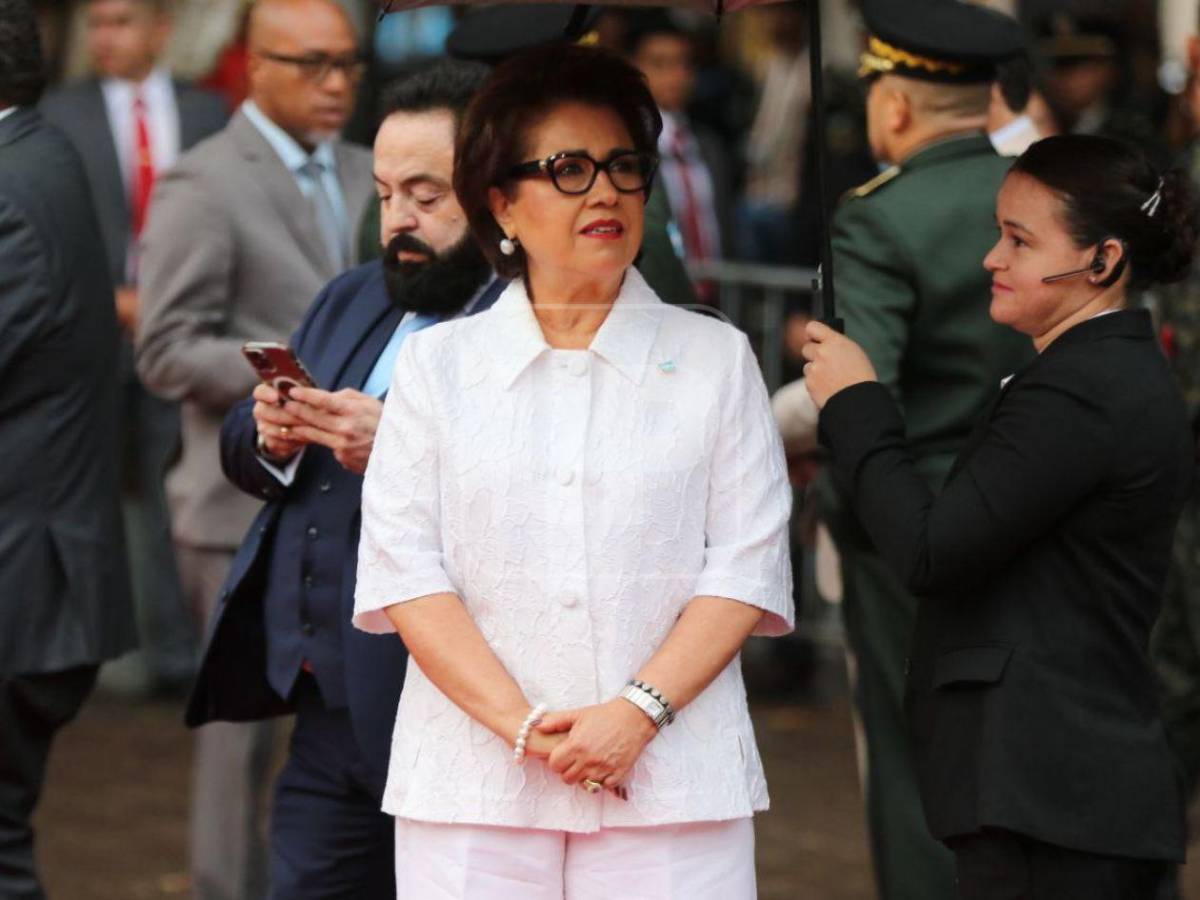 Nublado y con una ausencia: las imágenes que dejó la izada de la Bandera Nacional