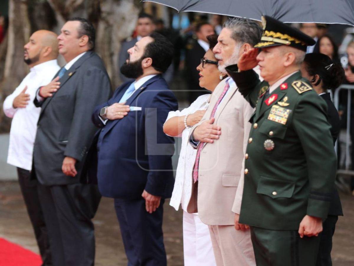 Nublado y con una ausencia: las imágenes que dejó la izada de la Bandera Nacional