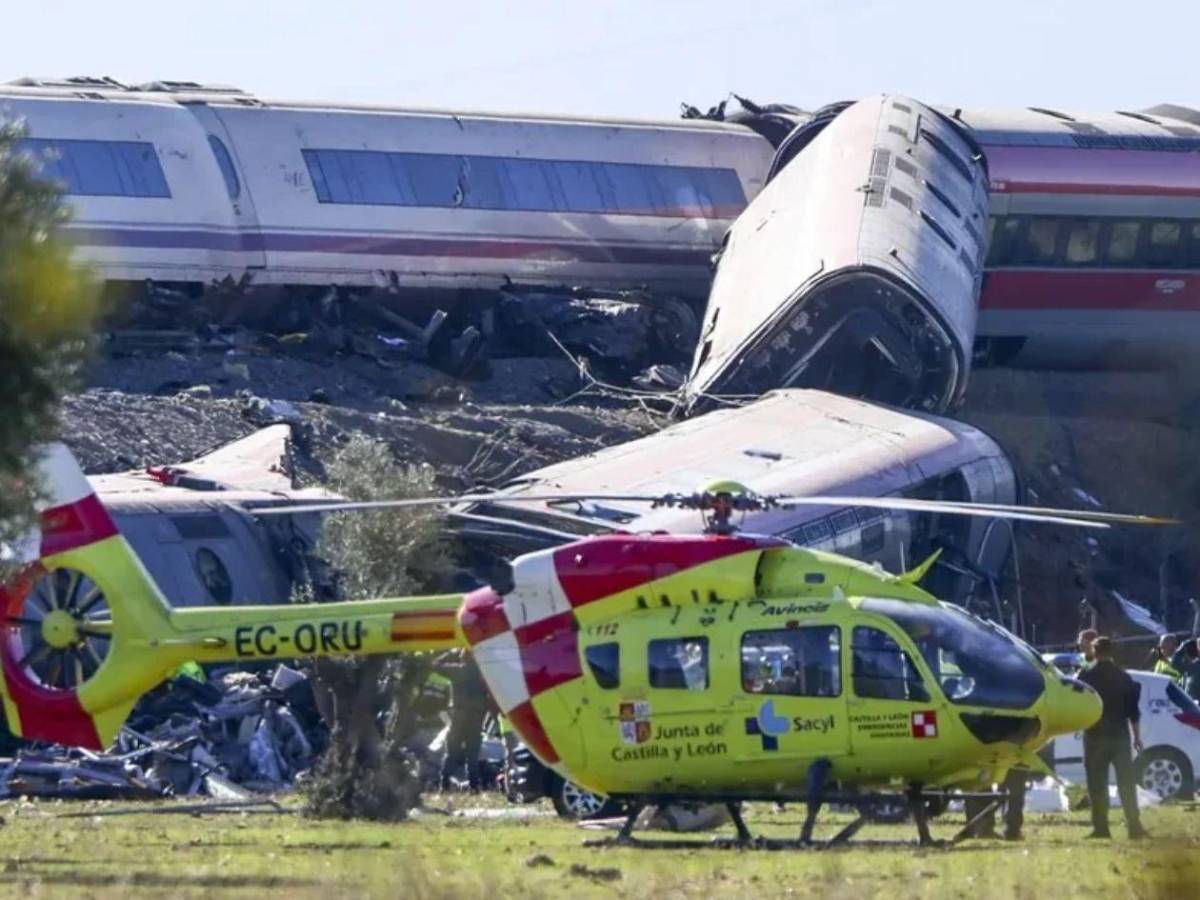 Dos trenes chocan y dejan al menos 64 muertos y decenas de heridos en España