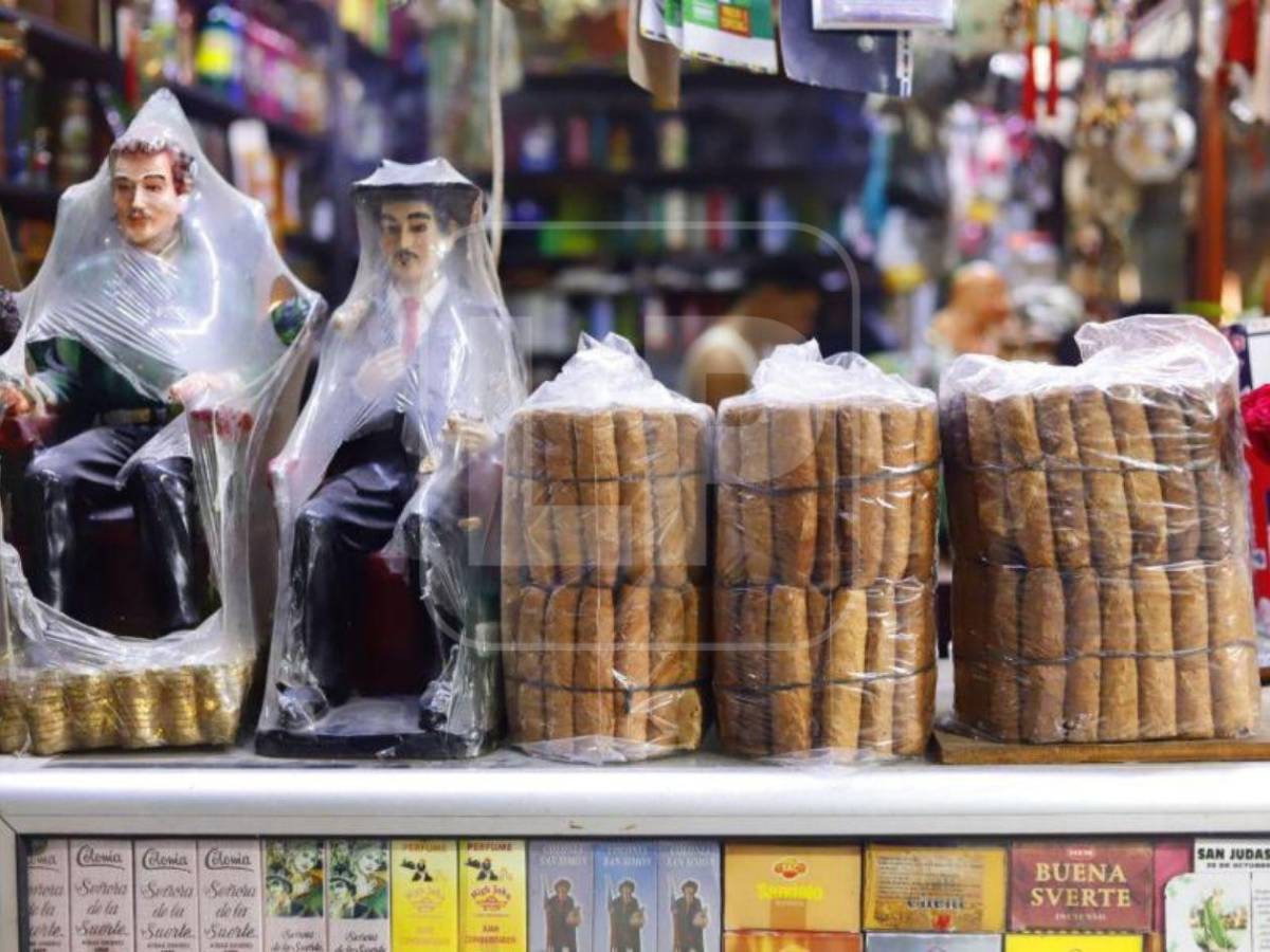 Velas, hierbas y santos: el colorido mundo de las botánicas del mercado El Rápido de SPS