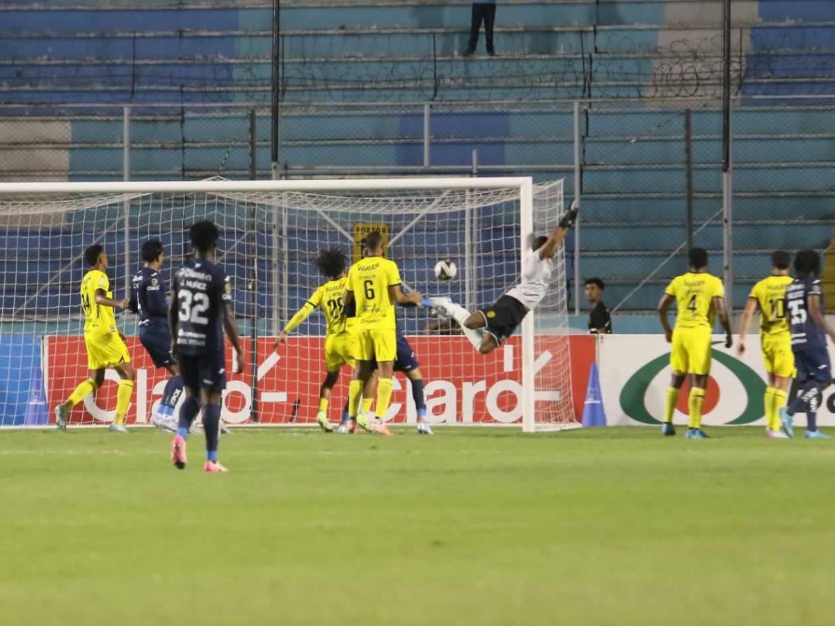 El 'frío' festejo de figura de Motagua, sufrimiento de Real España, susto y enfado