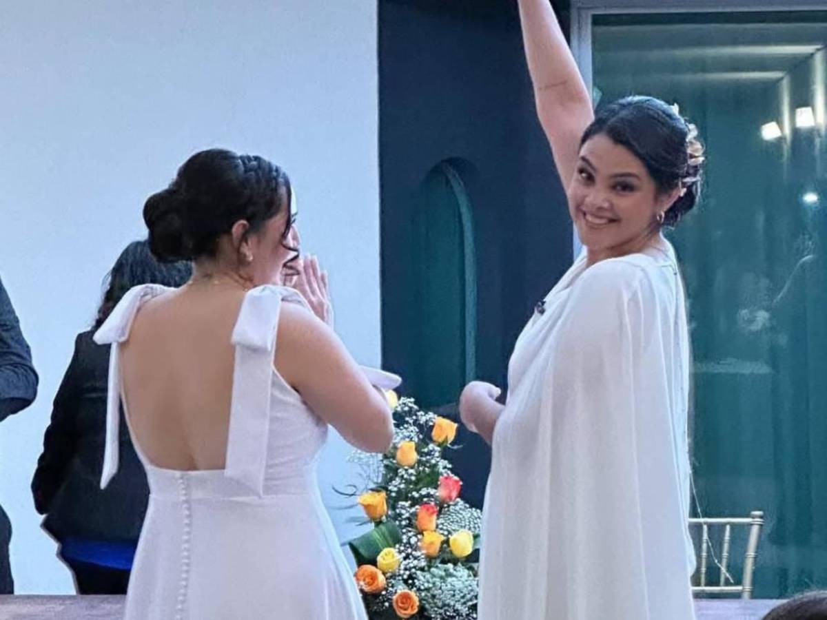 Periodista deportiva se retira, abandona el país y se casa con otra chica en México